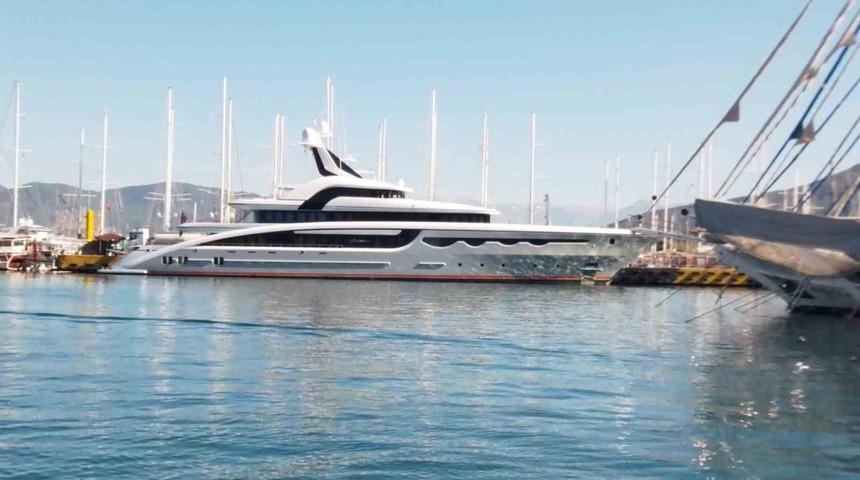 Fethiye&rsquo;ye gelen s&uuml;per yat, yaklaşık 5 milyon TL&rsquo;lik yakıt ve kumanya ikmali yaptı