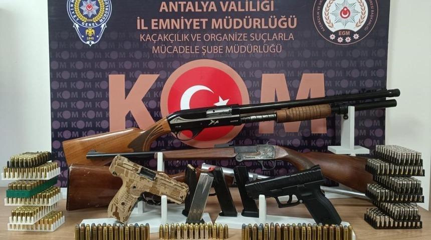 Silah ticareti ş&uuml;phelisi 3 kişi yakalandı