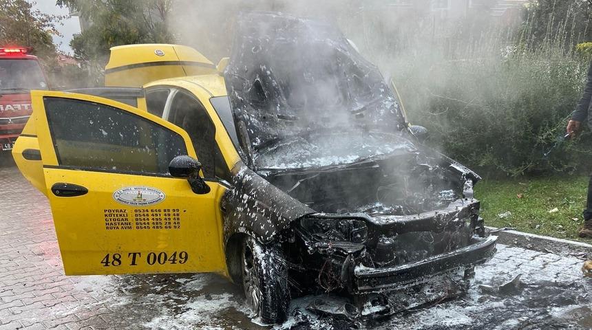 Ticari takside &ccedil;ıkan yangında ara&ccedil; kullanılamaz hale geldi