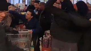 İndirim izdihamında akıllara durgunluk veren anlar! Hediye paketi almak isteyenler arasında sinirler bir anda gerildi... Ellerine geçeni fırlattılar 