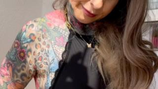 Vücudundaki mürekkepleri sergilemek için kıyafetlerine veda etti! Dövme fenomeninin paylaşımı sosyal medyayı salladı