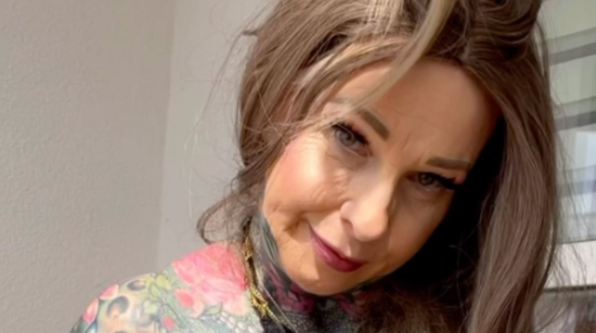 Vücudundaki mürekkepleri sergilemek için kıyafetlerine veda etti! Dövme fenomeninin paylaşımı sosyal medyayı salladı