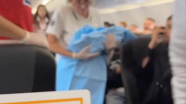 Yolcuların şaşkın bakışları altında hamile yolcu doğum yaptı