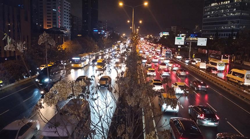 İstanbul'da trafik yoğunluğu yüzde 80'e ulaştı!