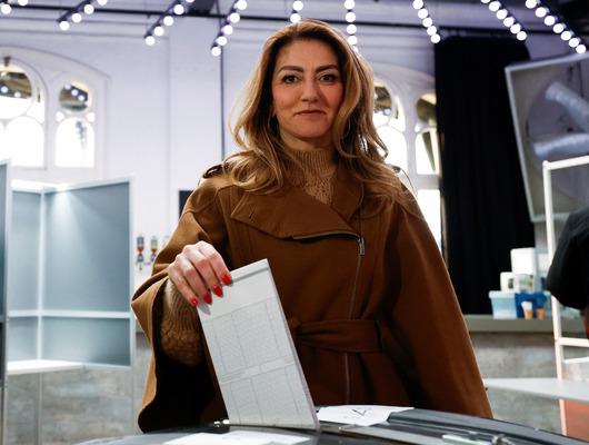 Hollandalılar sandık başına gitti! Dilan Yeşilg&ouml;z &uuml;lkenin yeni başbakanı olabilir