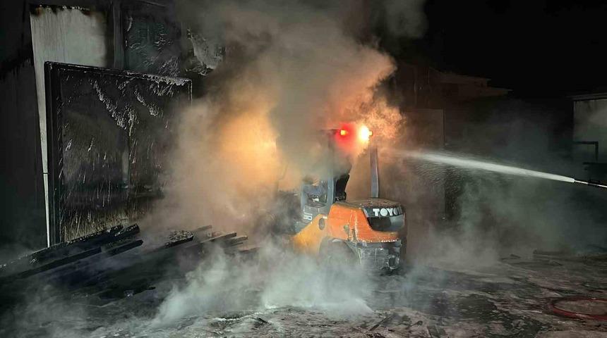 Kereste fabrikasındaki yangın 3,5 saatte s&ouml;nd&uuml;r&uuml;ld&uuml;