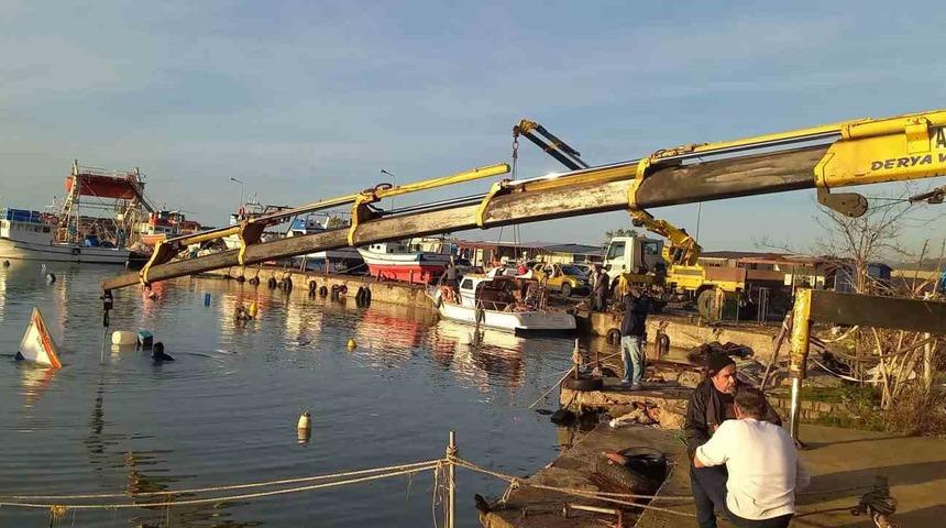 Alaplı&rsquo;da batan tekneler karaya &ccedil;ıkarıldı