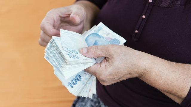 80 maddelik 'Torba Yasa' geliyor: Ev kadınları için emeklilik fırsatı: 1.430 liralık destek devletten