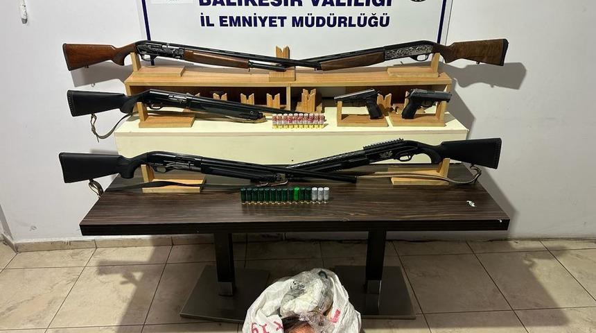 Balıkesir'de aranan kişilere yönelik şafak operasyonunda 15 şüpheli yakalandı