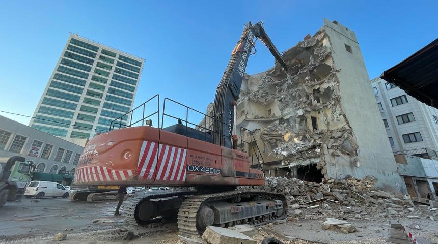 Şanlıurfa'da ağır hasarlı binaların yıkımı sürüyor