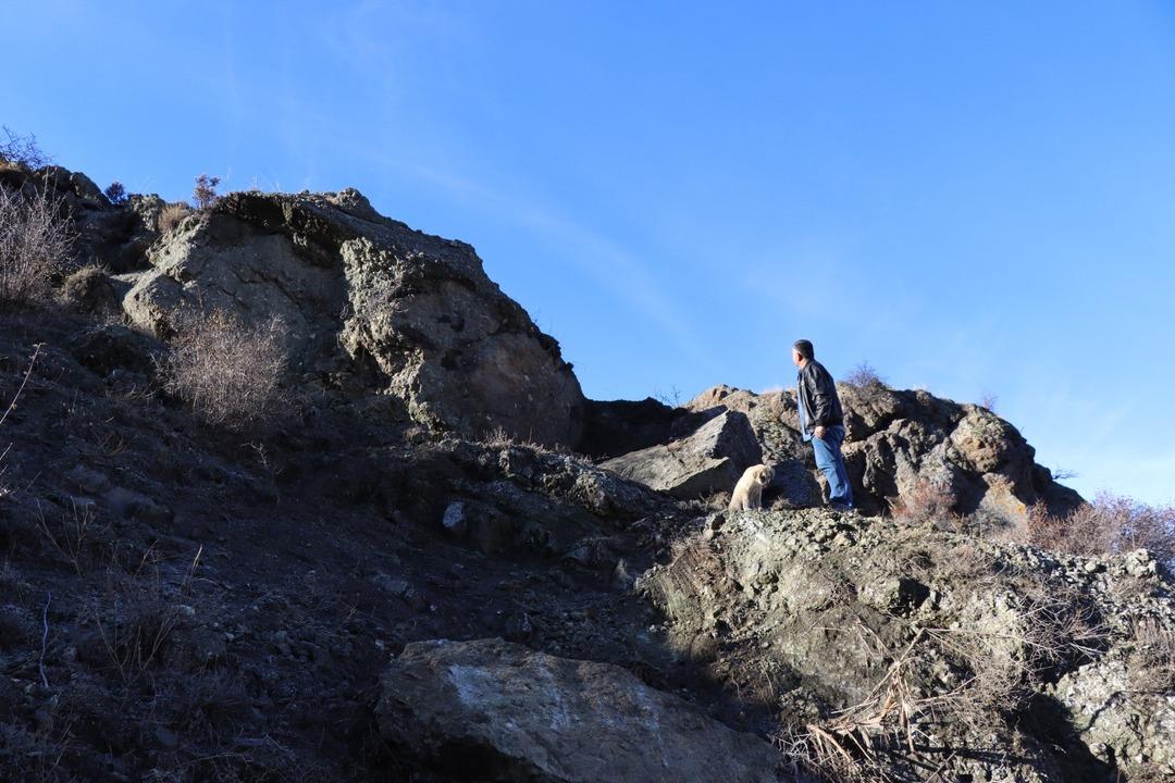 Muhtar ve ailesi, gece yarısı b&uuml;y&uuml;k bir g&uuml;r&uuml;lt&uuml; ile uyandı! Deprem olduğunu sanarak dışarı koştular ve...