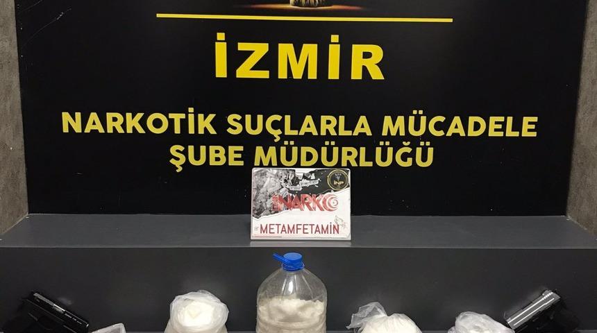 İzmir'de 5 kilo 403 gram sentetik uyuşturucu ele geçirildi