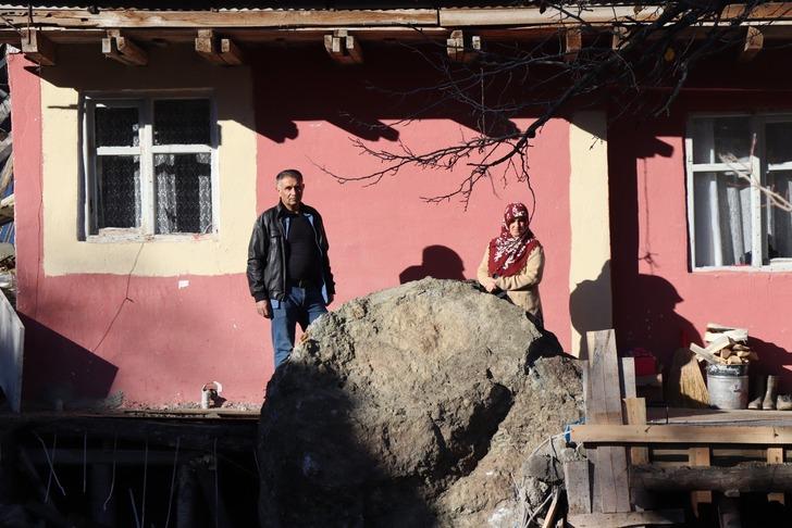 Muhtar ve ailesi, gece yarısı büyük bir gürültü ile uyandı! Deprem olduğunu sanarak dışarı koştular ve... G4
