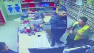 Akaryakıt istasyonunda silahlı soygun kamerada! Rahat tavırları 'pes' dedirtti