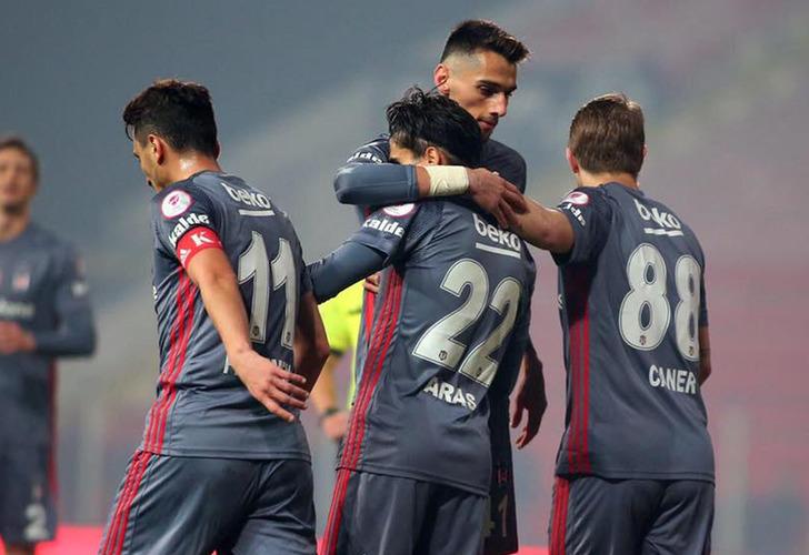 Bir dönem Beşiktaş'a büyük umutlarla transfer edilen Aras Özbiliz, 33 yaşında futbolu bıraktığını açıkladı