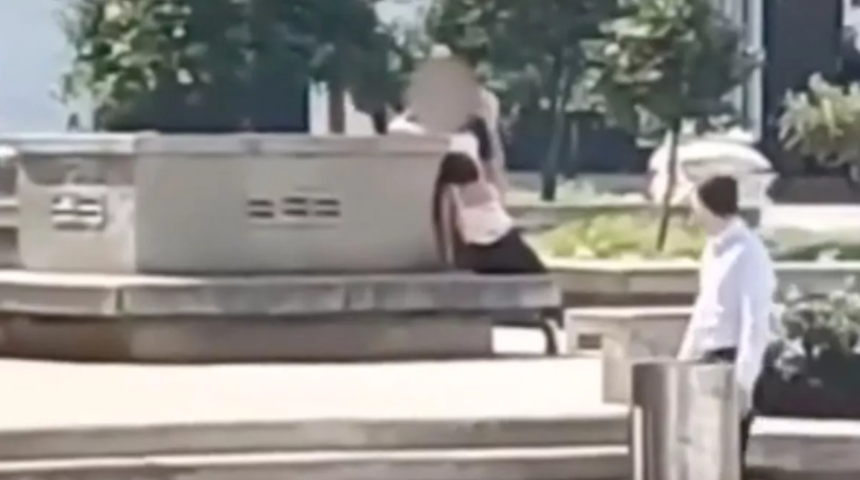 Çevrelerindekilere aldırış etmeyen çift parkın ortasında cinsel ilişkiye girdi! Görüntüler tepkilere neden oldu