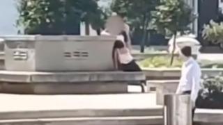 Çevrelerindekilere aldırış etmeyen çift parkın ortasında cinsel ilişkiye girdi! Görüntüler tepkilere neden oldu