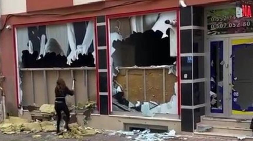 Öfkeli kadın masaj salonunun camlarını kazmayla kırdı