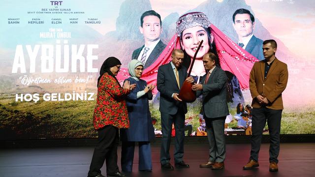 Şehit öğretmen Aybüke Yalçın'ın bağlaması Cumhurbaşkanı Erdoğan'a hediye edildi