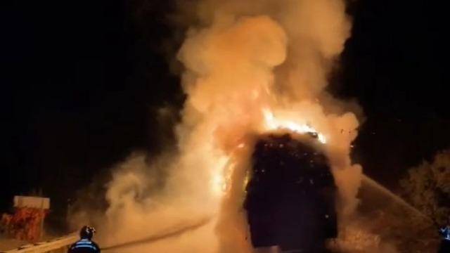 Uşak'ta elyaf yüklü kamyonda çıkan yangın söndürüldü