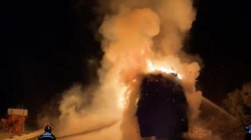 Uşak'ta elyaf yüklü kamyonda çıkan yangın söndürüldü