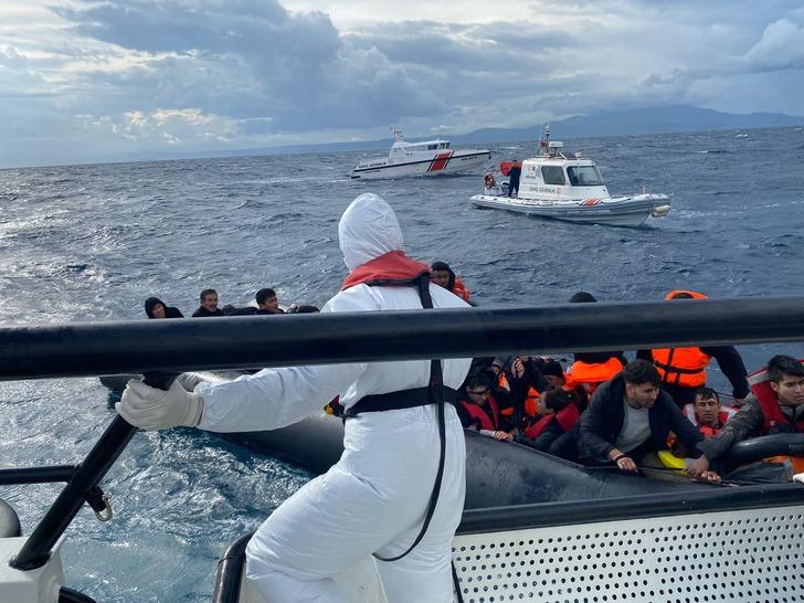 Ayvalık açıklarında geri itilen bottaki 45 düzensiz göçmen kurtarıldı