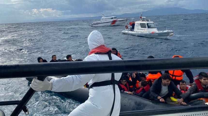 Ayvalık açıklarında geri itilen bottaki 45 düzensiz göçmen kurtarıldı