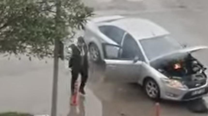 Alev alan otomobil ekipleri harekete ge&ccedil;irdi