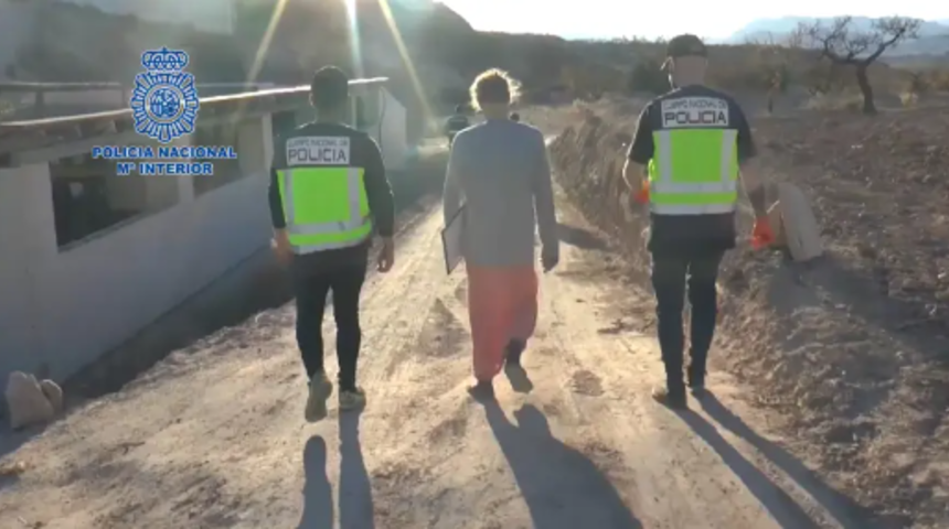 Müritlerini ev yapımı cıva katkılı içeceklerle yöneten tarikat lideri tutuklandı! 'Sessizlik yemini ettim' diyerek suçlamaları reddetti