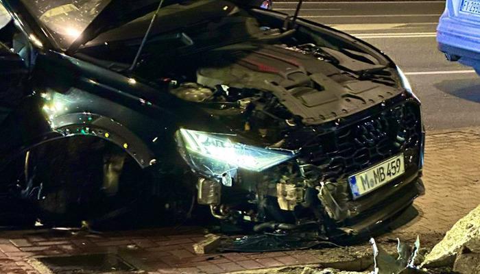 Mario Balotelli trafik kazası geçirdi! Yürürken sendeleyen yıldız oyuncunun arabası tanınmaz hale geldiAdana Demirspor