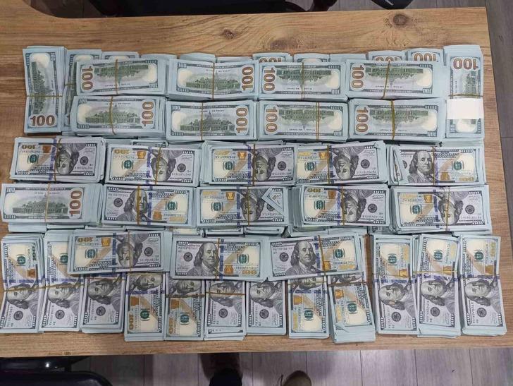 Havalimanında dolar operasyonu: Balya balya parayla yakalandılar! Türkiye tarihinin en büyük miktarı