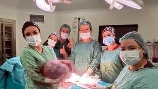 Karın şişliği şikayetiyle gitti, vücudundan çıkan kitle şoke etti! Tam 50 santimetre çapında 20 kilogram ağırlığında