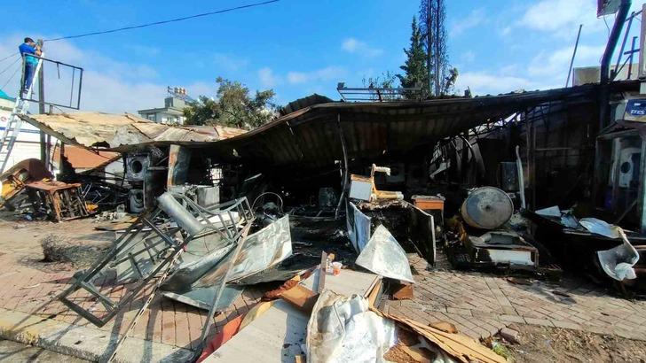 İkinci el spot dükkanı alev alev yandı, 5 milyon lira zarar oluştu