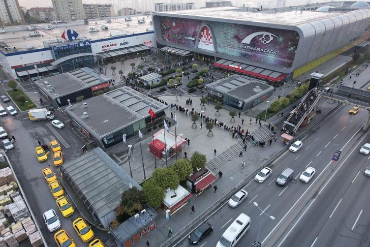 Kasım indirimlerinde akın akın mağazalara gidiyorlar! Metrelerce kuyruk oluştu... Sıranın sonu bile gözükmedi G1