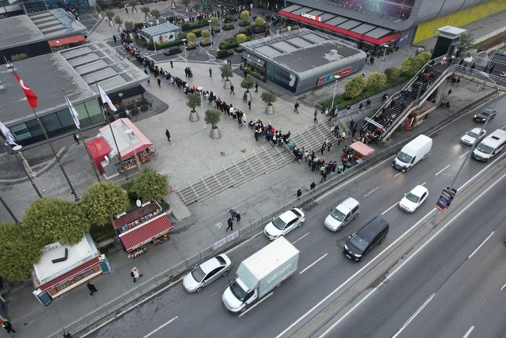 Kasım indirimlerinde akın akın mağazalara gidiyorlar! Metrelerce kuyruk oluştu... Sıranın sonu bile gözükmedi G2