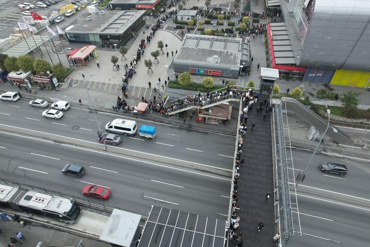 Kasım indirimlerinde akın akın mağazalara gidiyorlar! Metrelerce kuyruk oluştu... Sıranın sonu bile gözükmedi G4