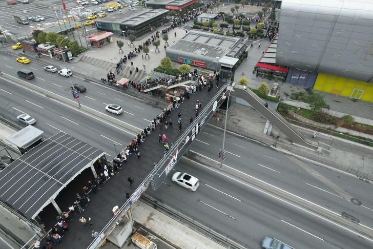 Kasım indirimlerinde akın akın mağazalara gidiyorlar! Metrelerce kuyruk oluştu... Sıranın sonu bile gözükmedi G5