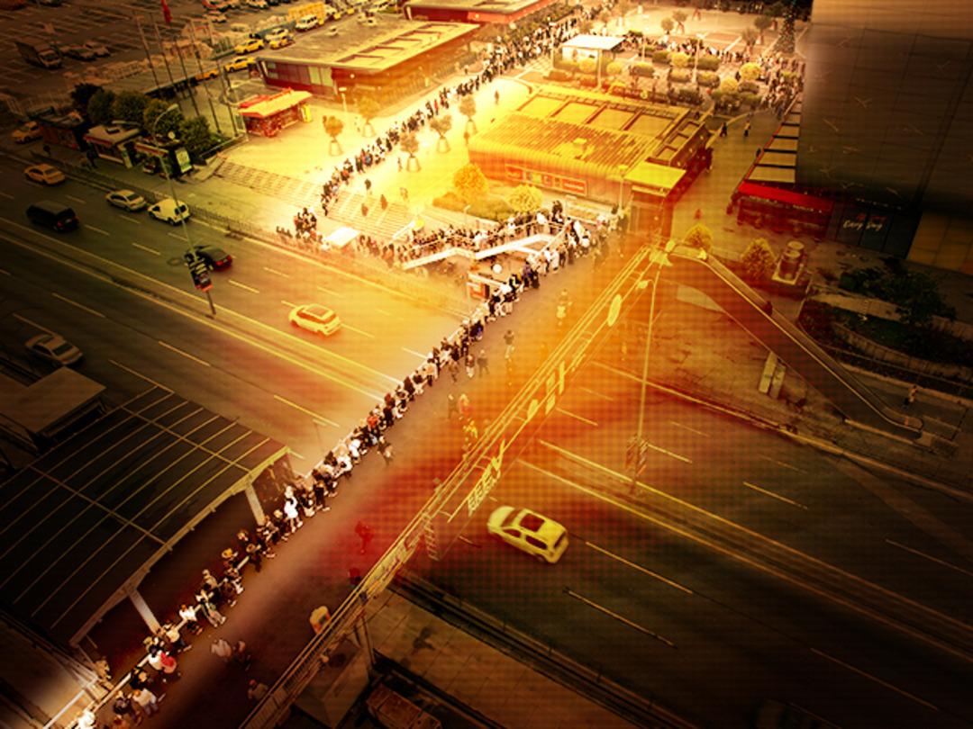 Kasım indirimlerinde akın akın mağazalara gidiyorlar! Metrelerce kuyruk oluştu... Sıranın sonu bile g&ouml;z&uuml;kmedi