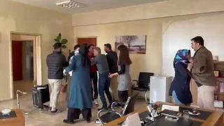 Okulu basıp öğretmenleri darbettiler! Saldırı anları kamerada