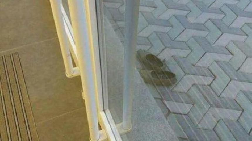 Bankaya &ccedil;amurlu ayakkabılarını &ccedil;ıkarıp girdi