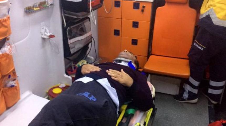 Bariyere &ccedil;arpan otomobilde sıkışan &ccedil;ifti itfaiye kurtardı