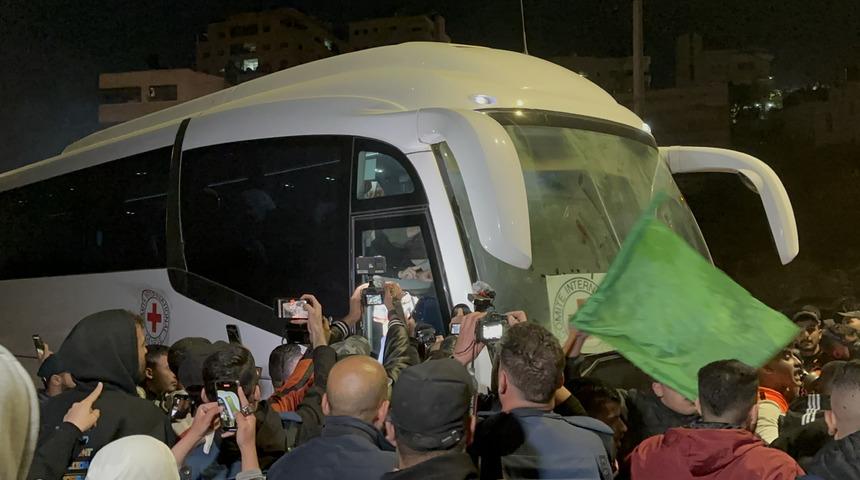 Son dakika: Geçici ateşkeste ilk rehine takası! İsrail 39, Hamas 13 kişiyi serbest bıraktı