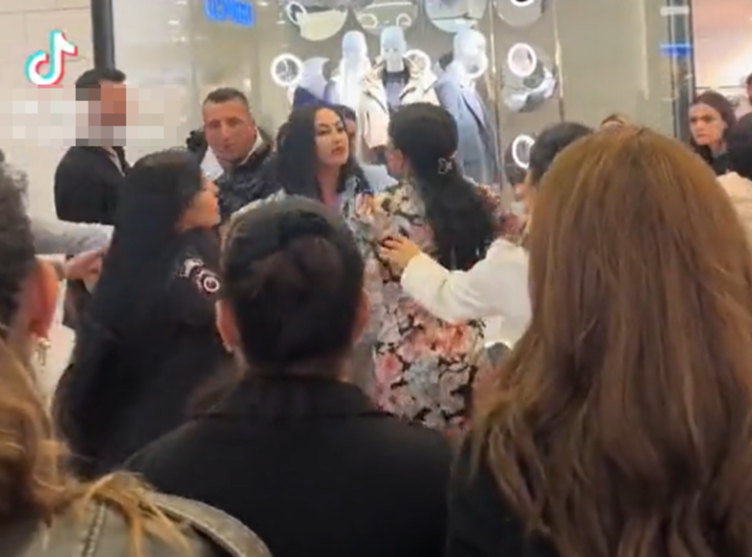 Kasım indirimleri &ccedil;ılgınlık seviyesine ulaştı! Alışveriş yapmak isteyenler sa&ccedil;a sa&ccedil;a baş başa kavga etti... G&ouml;r&uuml;nt&uuml;ler sosyal medyada &ccedil;ok konuşuldu