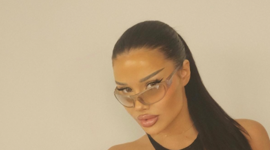 Tişörtünü görenler ne olduğunu anlayamadı! Göğüs kıvrımlarını gösterince sosyal medyadan gündem yarattı