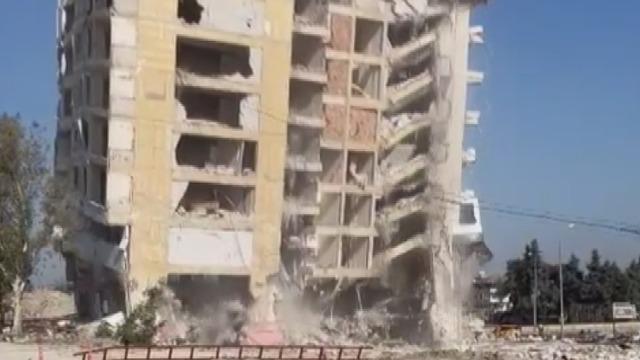 Hatay'da halatla çekilen 8 katlı bina yerle bir oldu