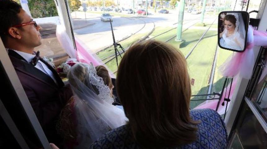 Vatman &ccedil;iftin d&uuml;ğ&uuml;n aracı tramvay oldu