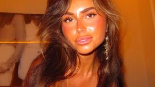 Sosyal medya fenomeni Claudia Tihan bikini izlerini göstermek isteyince açıldıkça açıldı! Uyguladığı sansür bile yeterli olmadı