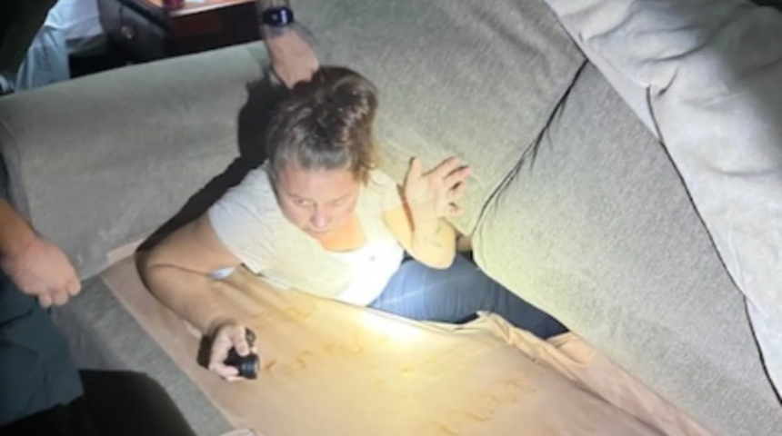 Polisin her yerde aradığı uyuşturucu kaçakçısı saklandığı kanepede bulundu! Nefes kesen operasyon görüntüleri...