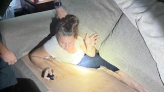 Polisin her yerde aradığı uyuşturucu kaçakçısı saklandığı kanepede bulundu! Nefes kesen operasyon görüntüleri...