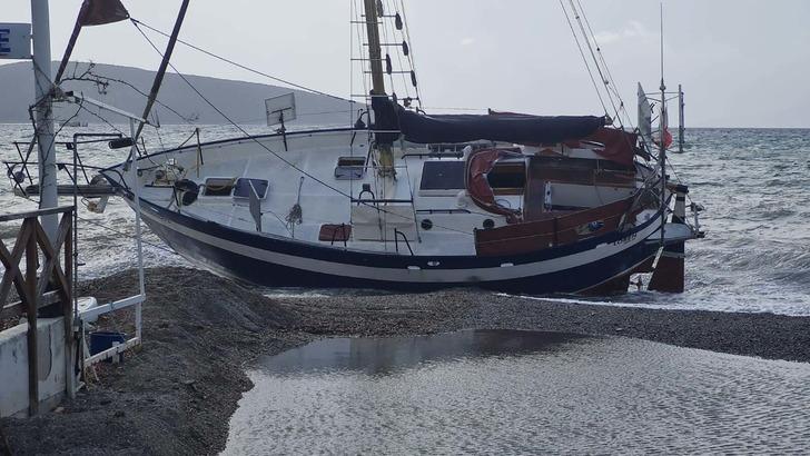 Bodrum'da ilginç görüntüler! Denizde nefes kesen kovalamaca... Kaçak göçmenlerin terk ettiği tekne karaya vurdu G3